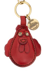 Portachiavi in pelle rossa a forma di pollo con dettagli cuciti, occhi simili a gemme nere e targhetta metallica attaccata con un design.