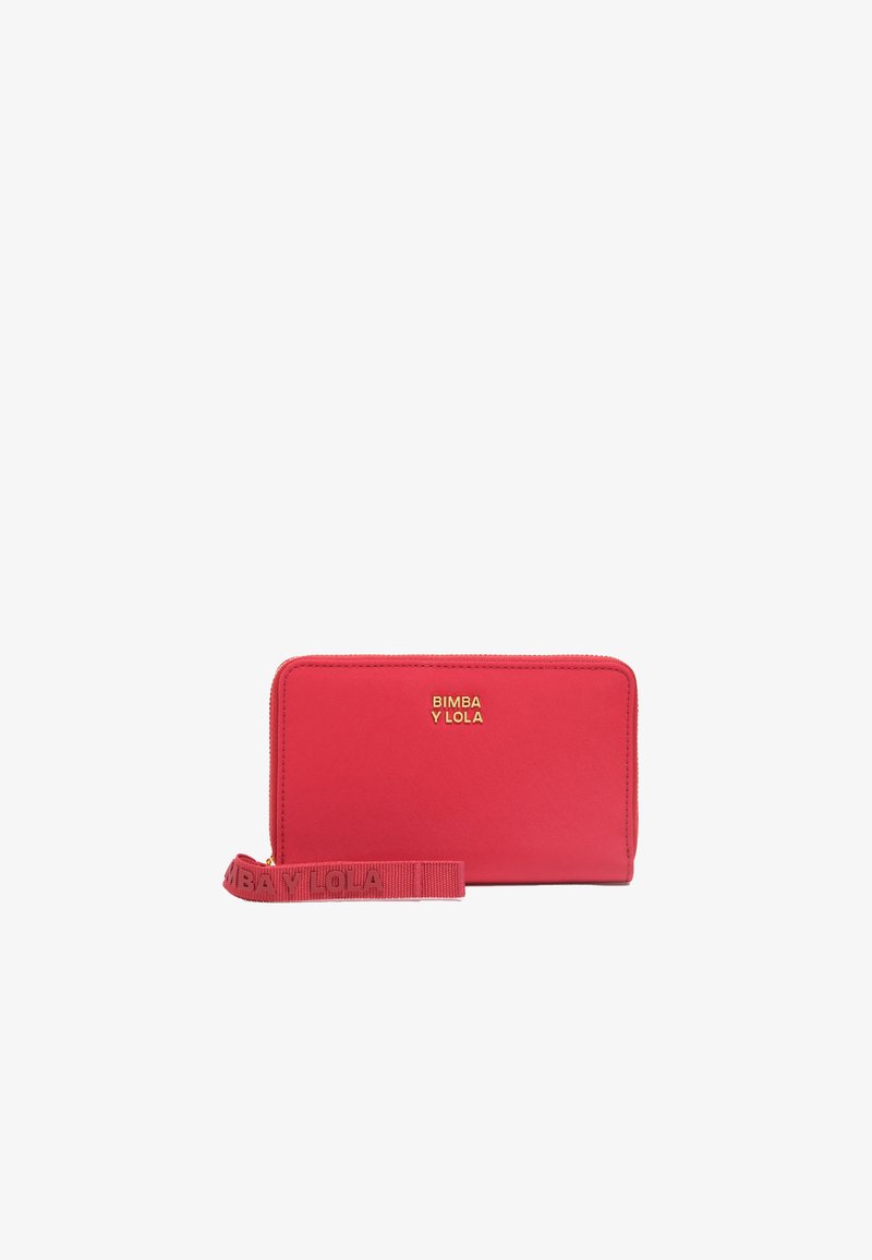 Cartera roja hecha de material sintético suave con logo dorado. Cuenta con un cierre de cremallera y una correa de tela con el nombre de la marca en relieve.