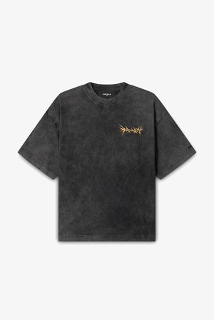T-shirt de algodão cinza escuro com decote redondo e mangas curtas. Apresenta um design de espinho amarelo na área do lado esquerdo do peito. Acabamento suave e texturizado.