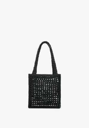 Bolso tote negro tejido con forma cuadrada, patrón de tejido abierto y dos correas para el hombro.