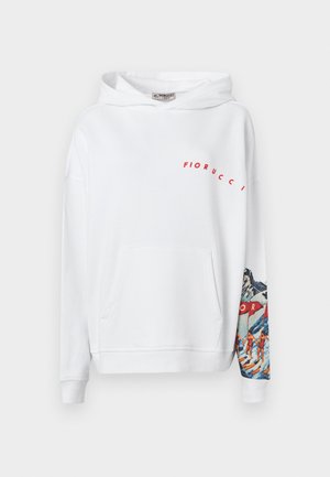Bílá mikina s kapucí a velkou přední kapsou, červené logo "Fiorucci" a barevná horská scenérie vytištěná na levém rukávu. Materiál z bavlněné směsi.
