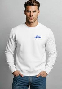 Weißes Sweatshirt mit langen Ärmeln und gerippten Bündchen, mit blauer "More Espresso"-Schrift in einer geschwungenen Schriftart auf der linken Brustseite.
