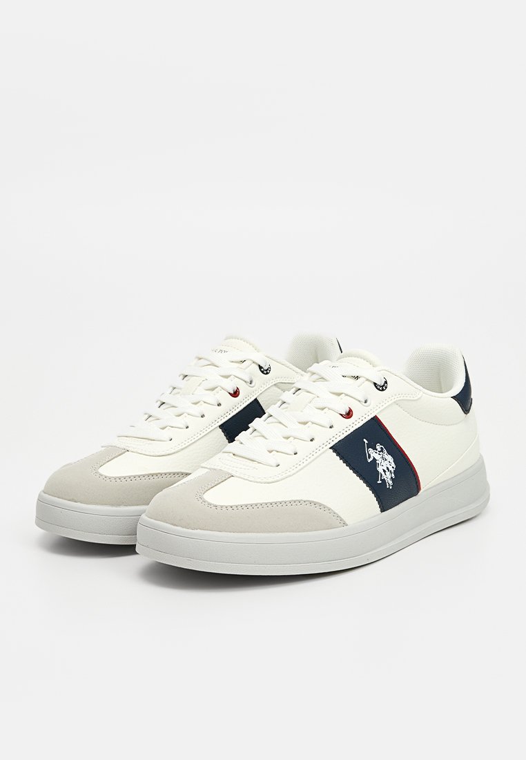 Zapatillas con parte superior de cuero blanco, franjas de acento en azul marino y rojo, puntera de gamuza gris y suela de goma texturizada. Diseño clásico de cordones.