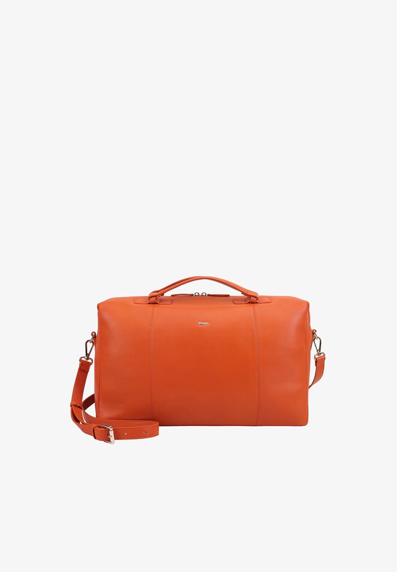 Sac de voyage en cuir orange avec poignée supérieure, bandoulière détachable et fermeture éclair argentée sur fond blanc.