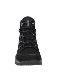 Černá vysoká teniska s svrchním materiálem ze semiše, šedými akcenty, polstrovaným límcem a robustní gumovou podrážkou. Obsahuje kovové očko a kontrastní stehy.