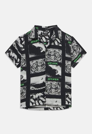 Svart kortermet skjorte med knapper, med hvite og grå surfescener, spiralformede bølgemønstre og grønn tekst som sier "QUIK" og "SILVER".