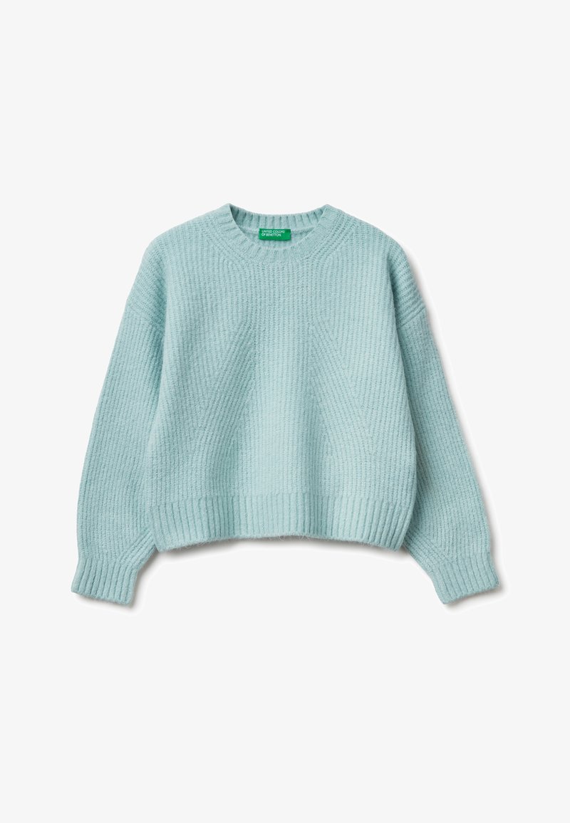 Svetle modrý svetr vyrobený z měkké, texturované tkaniny; má žebrovaný lem a manžety, kulatý výstřih a jemný diagonální vzor.