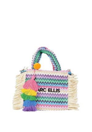 Piccola borsa intrecciata multicolore con motivo a zigzag viola, verde e rosa, lati sfrangiati e nappina arcobaleno con pompon arancione.