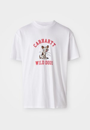 Witte katoenen t-shirt met rode geborduurde tekst "CARHARTT WILD DOGS" en een cartoon hond graphic aan de voorkant. Korte mouwen, ronde hals.