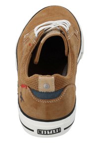 Sneaker in camoscio tan con texture perforata, lacci bianchi, accento blu sul tallone e suola nera con logo e due strisce.