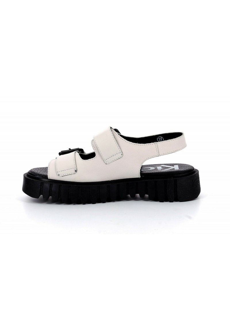 Chanclas de goma negra gruesa con parte superior de cuero blanco. Cuenta con correas ajustables, diseño de talón abierto y una suela texturizada para mayor agarre.