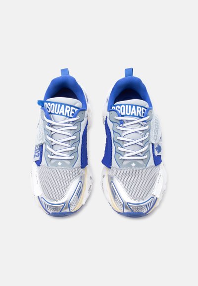 Paire de baskets athlétiques bleues, blanches et grises en tissu mesh avec le logo "DSQUARED2" sur la languette et le côté, vues de dessus.