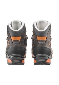 Wanderschuhe mit einem grauen Wildleder- und Synthetik-Obermaterial, orangefarbigen Akzenten, gepolstertem Kragen und einer schwarzen Gummisohle mit texturiertem Grip.