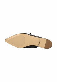 Sole in pelle nera con design a punta. Suola in gomma beige chiaro con una leggera texture e dettaglio del logo vicino al tallone.