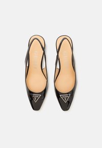 Scarpe slingback in pelle verniciata nera con punte appuntite, dotate di un'accente logo argento e una fodera interna liscia.