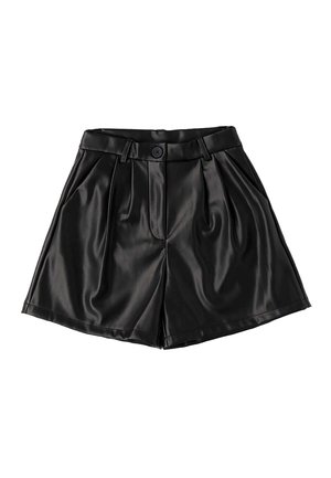 Shorts en cuir synthétique noir avec des plis, fermeture à bouton et poches latérales ; texture lisse avec une finition légèrement brillante.