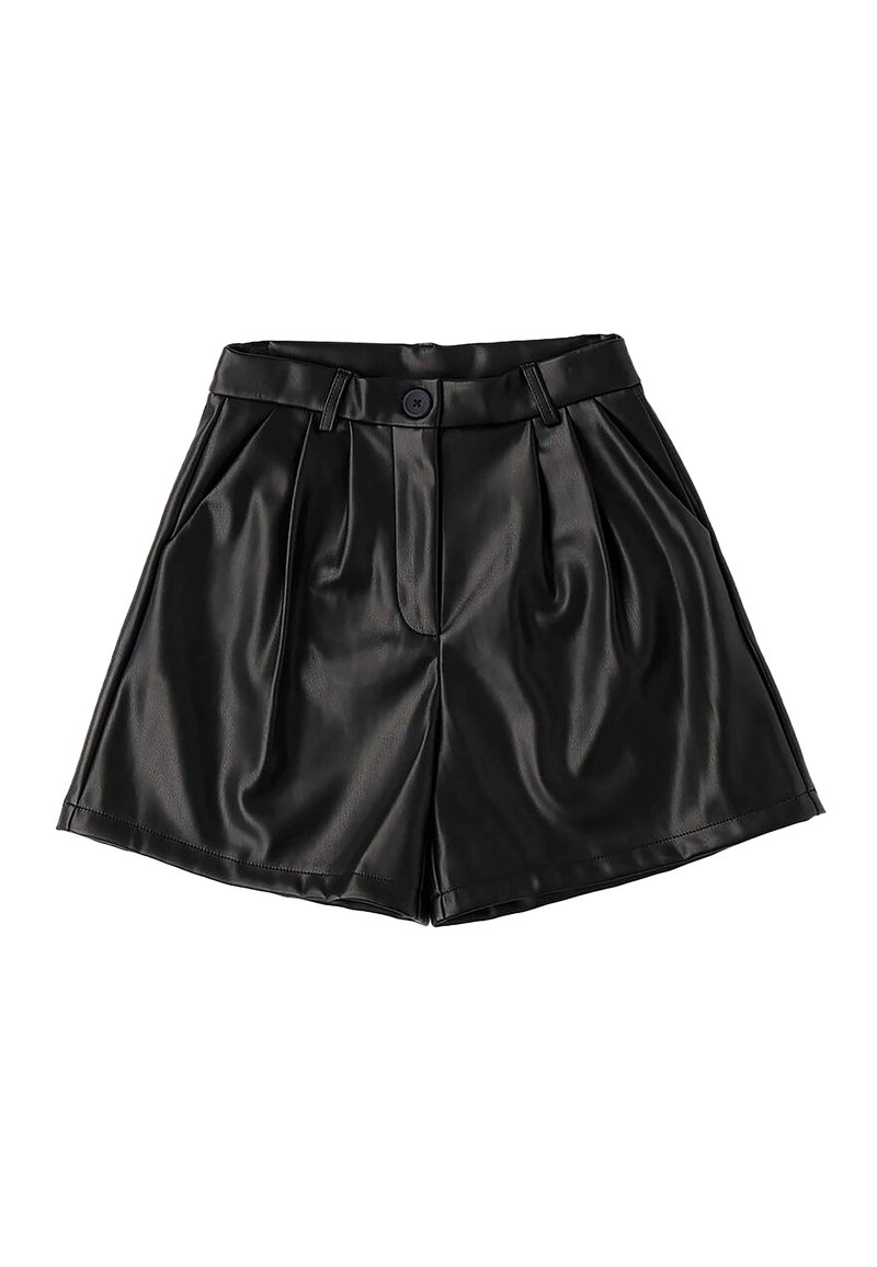 Pantaloni corti neri in finta pelle con pieghe, chiusura a bottone e tasche laterali; texture liscia con una finitura leggermente lucida.