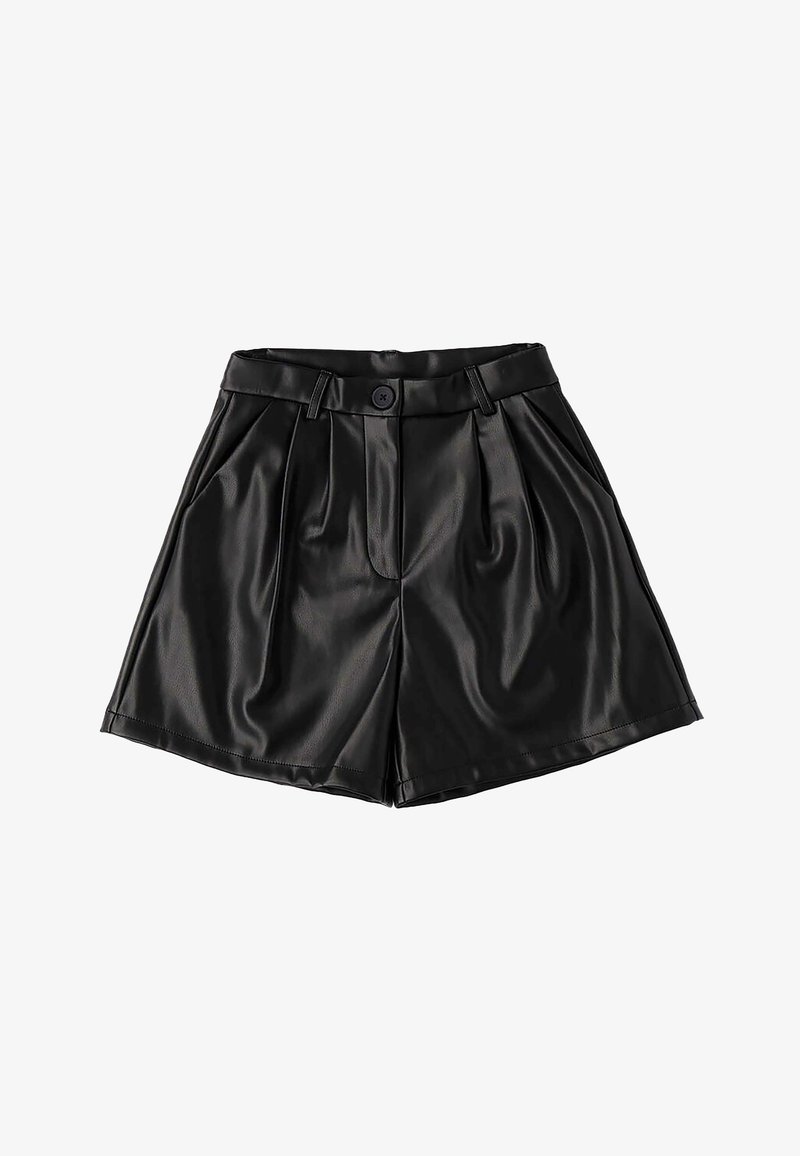 Zwarte nepleer shorts met plooien, knoopsluiting en zijzakken; gladde textuur met een licht glanzende afwerking.