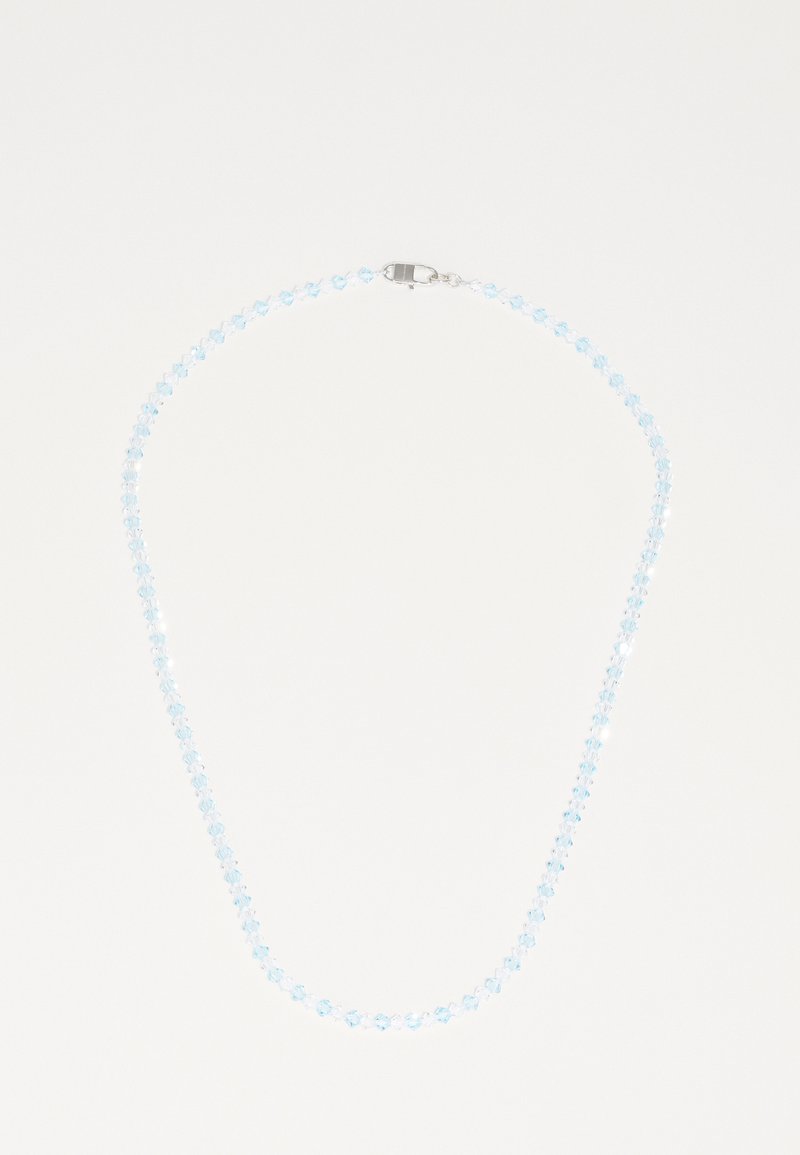 Halskette aus hellblauen Glasperlen mit facettiertem Design, ausgestattet mit einem Verschluss und gleichmäßig verteilten Kristallen entlang der Länge.