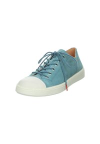 Hellblaue Wildlederschuhe mit einer weißen Gummispitze, runden Schnürsenkeln und einer strukturierten weißen Sohle. Enthält Metallösen und einen roten Akzent.