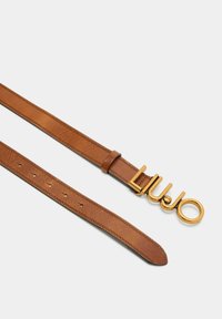 Cintura in pelle marrone con fibbia color oro che presenta il nome del marchio "Lulu" in un carattere moderno. Texture liscia e cuciture ordinate.