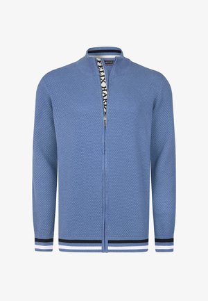 Cardigan tricoté bleu clair texturé avec fermeture éclair complète à l'avant, col, poignets et ourlet côtelés avec des rayures noires et blanches.
