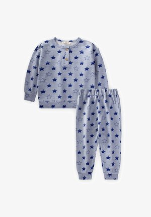 Sivý bavlnený pyžamový set s dlhým rukávom a henley výstrihom, ozdobený drevenými gombíkmi, v kombinácii s nohavicami na elastický pás pokrytými námorníckymi hviezdami.