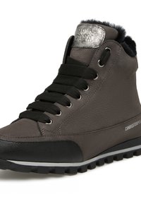 Sneaker alta in pelle grigia scura con punta in gomma nera. Caratterizzata da lacci neri, patch del logo argentato e finiture testurizzate. Suola in gomma.
