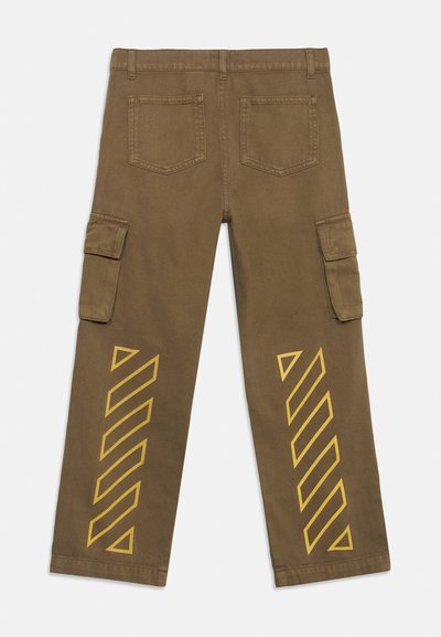 Καφέ φορτηγό παντελόνια με πίσω τσέπες, πλαϊνές τσέπες με καπάκι και κίτρινες διαγώνιες ρίγες στα κάτω μέρη των ποδιών.