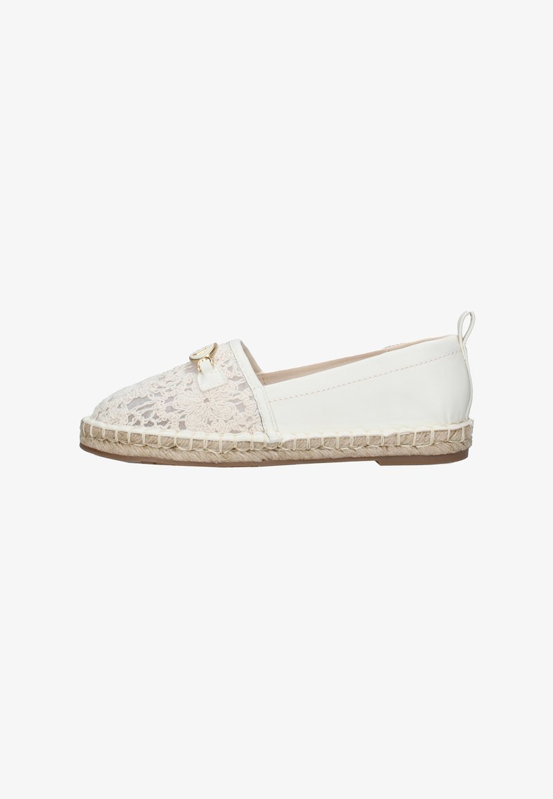 Espadrille blanche à enfiler avec semelle en jute, devant en dentelle florale et petit détail boucle en or sur le côté.