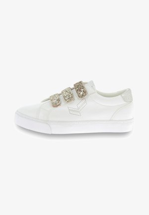 Baskets blanches avec trois bandes auto-adhésives pailletées, tige en cuir lisse, accents de design perforés et un panneau de talon arrière texturé.