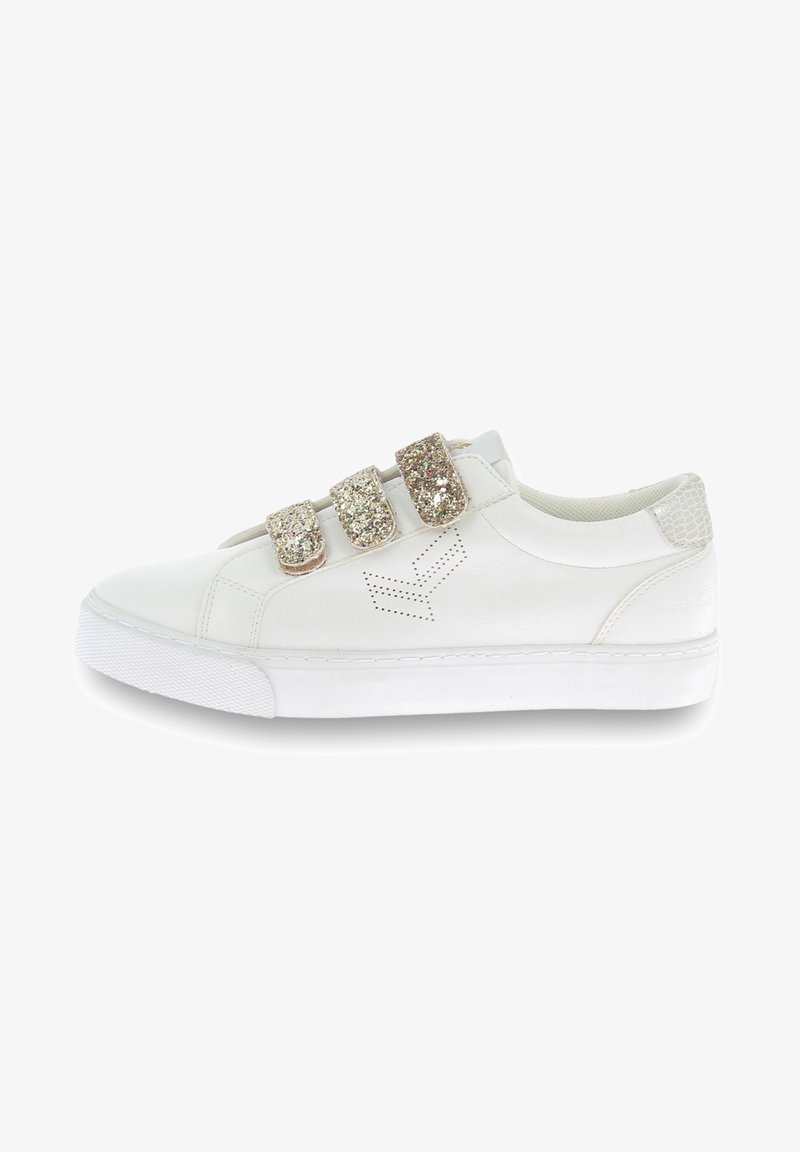 Sneaker bianca con tre cinturini in velcro glitterato, upper in pelle liscia, dettagli perforati e un pannello posteriore in pelle testurizzata.