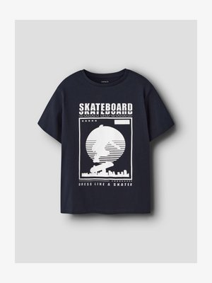 Mustad lühikeste varrukatega t-särk, millel on valge graafika rulatajaga silueti, linnapilvejoone ja tekst "SKATEBOARD" ja "DRESS LIKE A SKATER."