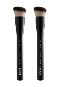 Deux pinceaux de maquillage professionnels NYX avec des manches noirs et des poils denses et arrondis ; les poils présentent un dégradé du foncé au clair.