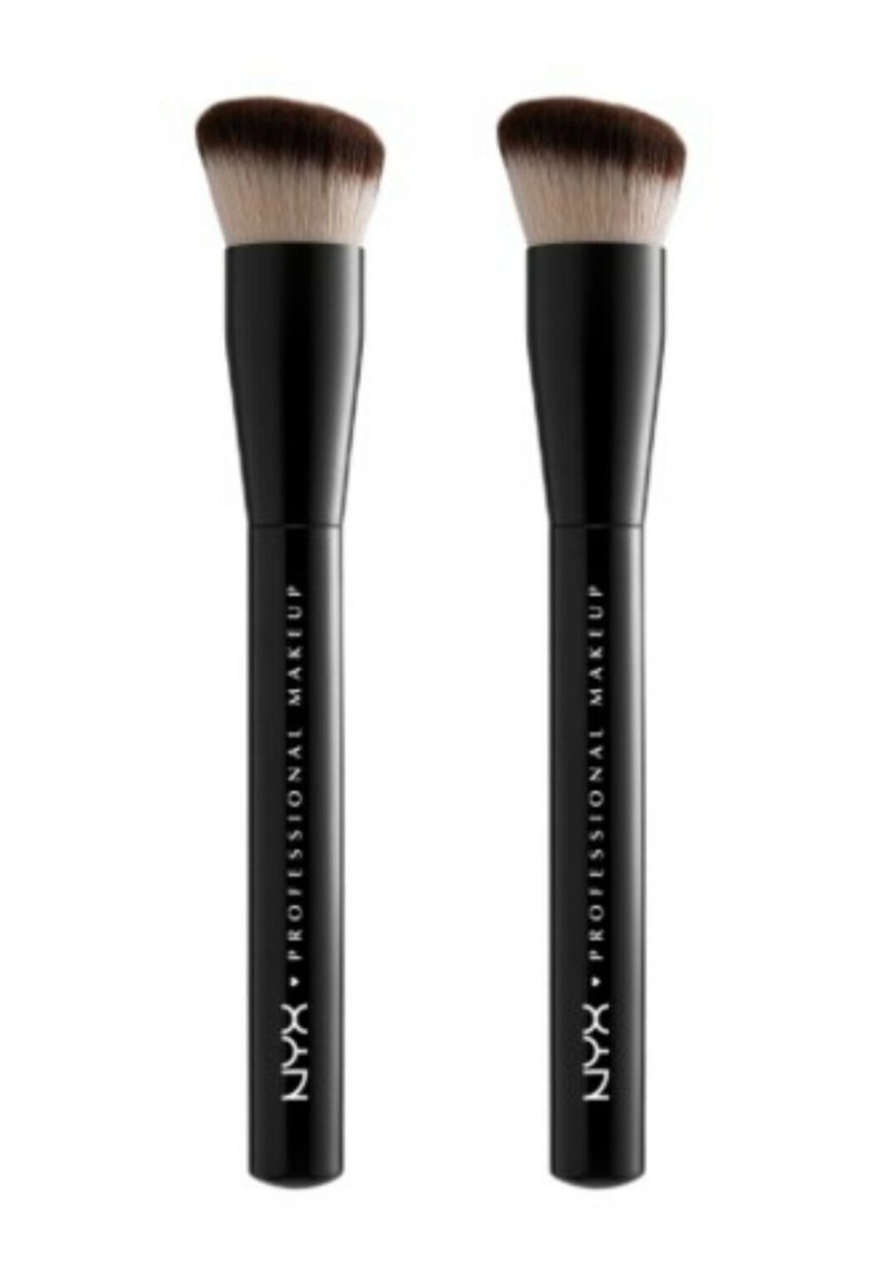 Deux pinceaux de maquillage professionnels NYX avec des manches noirs et des poils denses et arrondis ; les poils présentent un dégradé du foncé au clair.