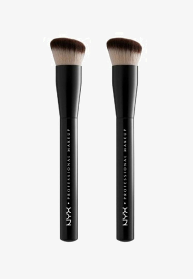 Deux pinceaux de maquillage professionnels NYX avec des manches noirs et des poils denses et arrondis ; les poils présentent un dégradé du foncé au clair.