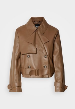 Braune Lederkurzjacke mit breitem Kragen, doppelreihigen Knöpfen und einem Gürtel, präsentiert vor einem schlichten weißen Hintergrund.