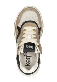 Weiße und beige Sneaker mit einem texturierten Wildleder- und Mesh-Design, schwarzen Akzenten und einem cremefarbenen Schnürsystem mit einem Logo auf der Zunge.