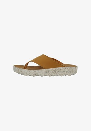 Hnědá kožená pantofle s širokým páskem a bílou podrážkou s tečkovanou texturou a zubatými okraji.