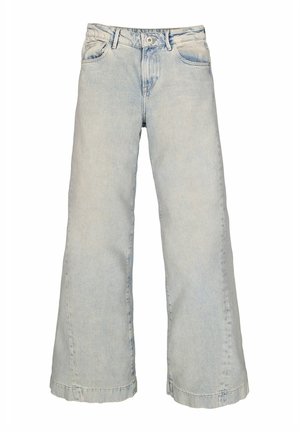 Jeans de pierna ancha de color azul claro, confeccionados en denim, con una cintura alta, grandes bolsillos y un dobladillo desflecado para agregar textura.