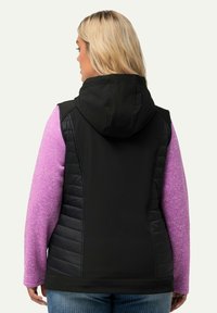 Giacca nera e viola con cappuccio, pannelli neri testurizzati e un morbido design a maglia rosa sulle maniche. Taglio dritto e stile casual.
