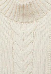 Cremefarbener Pullover mit einem hohen Rippkragen und einem zentralen Zopfmuster, dazu strukturierte Maschen. 