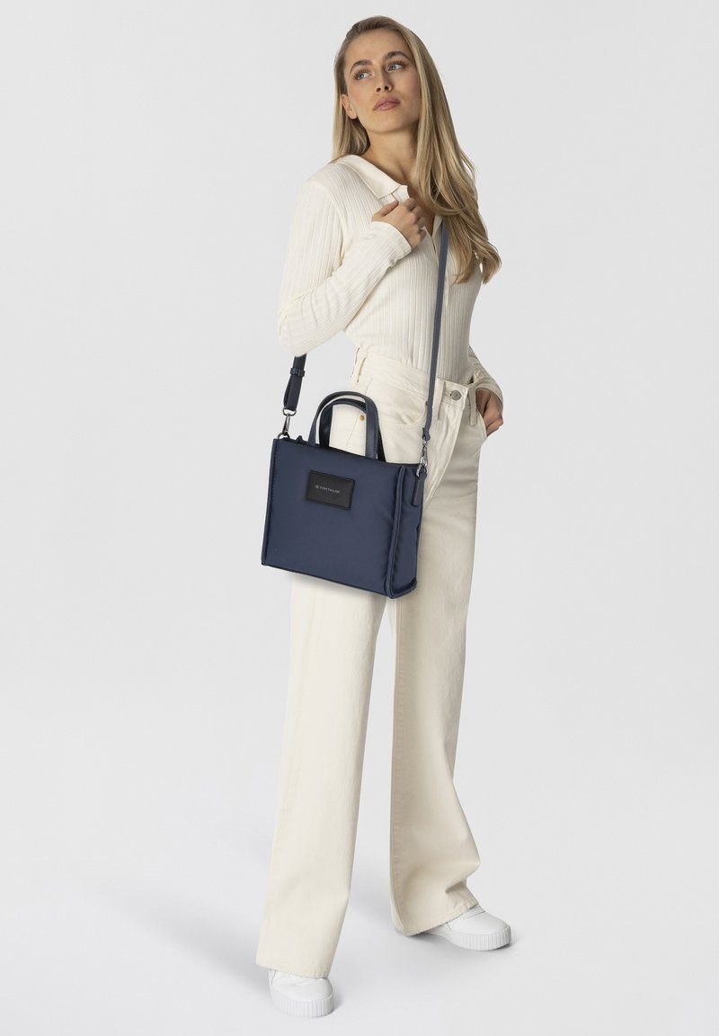 Borsa a tracolla in nylon navy con doppio manico superiore e tracolla staccabile. Presenta una texture liscia e una forma rettangolare.