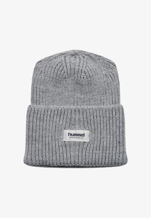 Bonnet en tricot gris avec une texture côtelée, comportant un revers et une petite étiquette blanche avec "hummel sportswear" en lettres bleu marine.