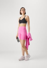 Nike Performance UNIVERSA SHORT - Leggingek - playful pink/black