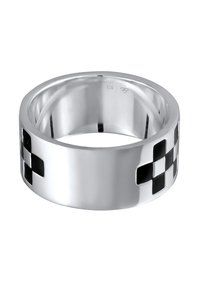 Sølvring med en poleret finish, der har sorte indlagte geometriske designs. Bredden er ensartet, med glatte kanter og en skinnende overflade.