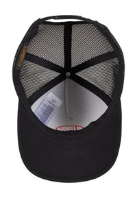 Cappello nero con una fodera interna in rete, visiera curva e un piccolo etichetta. Sotto, una fodera in tessuto bianco con dettagli in ricamo rosso.