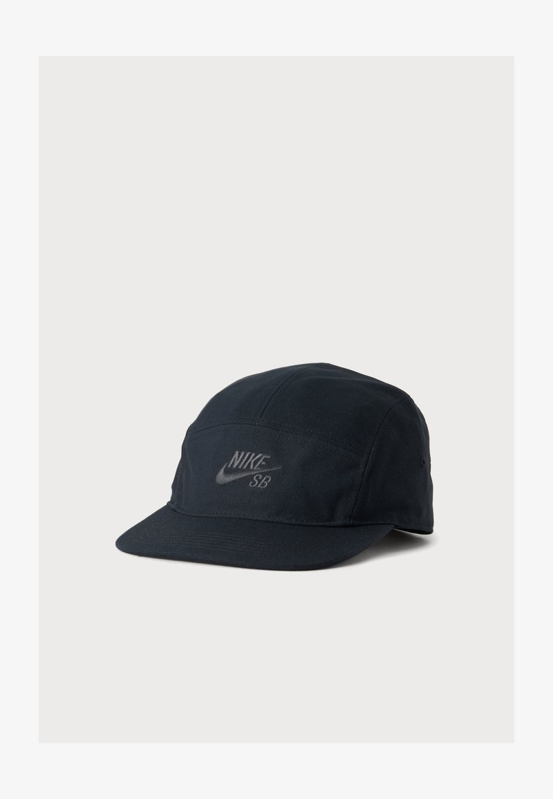 Casquette Nike SB noire à cinq panneaux avec une visière plate, arborant le logo Nike et le texte "SB" brodé à l'avant.