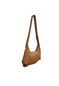 Borsa a tracolla in pelle marrone con superficie liscia e testurizzata, una singola tracolla regolabile e una zip in tonalità oro.