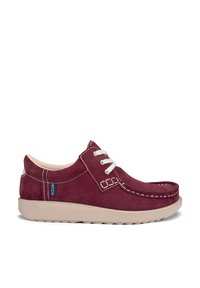 Chaussure décontractée en daim bordeaux à lacets, semelle beige, coutures blanches et col rembourré, étiquette du logo visible sur le côté.